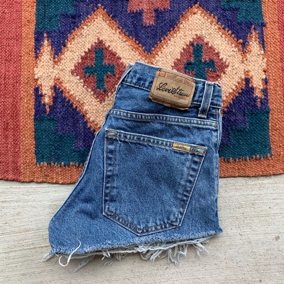 Levi’s • Vintage Mid waisted Cutoffs. Size 25/0/2 - Picture 2 of 8